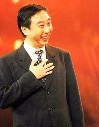 笑星冯巩童年照曝光表情严肃正气十足