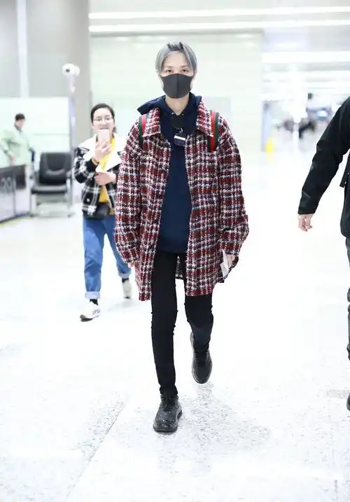 李宇春真敢玩,换奶奶灰新发色穿宽松衬衫,竟也一点不显老