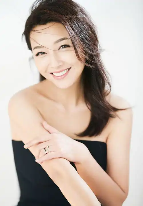 杨志刚从身后环抱江珊,江珊问了杨志刚一句话,羞的他台词都忘了