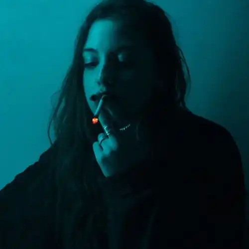 深夜吸烟的女人