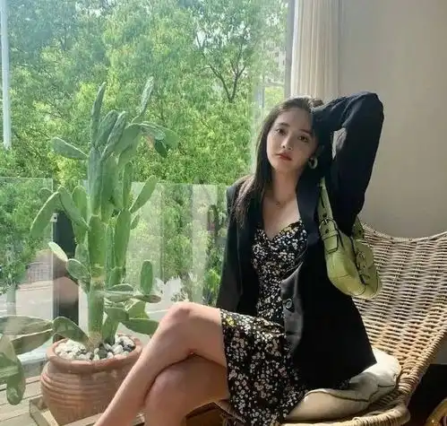 单穿裙子太温柔,单穿西装太利落,西装裙子,做个甜酷女孩吧