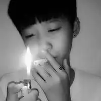 男生头像抽烟黑色系是什