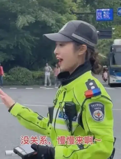 温州网红女交警子颜确认辞职,辅警是阻碍,离职早已注定