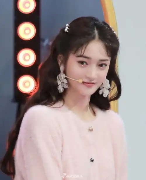 组图周洁琼波浪长发搭粉外套甜美可爱白色琼花耳坠更添少女感