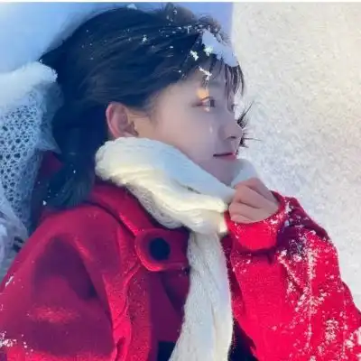 女生被砸雪的情侣头像