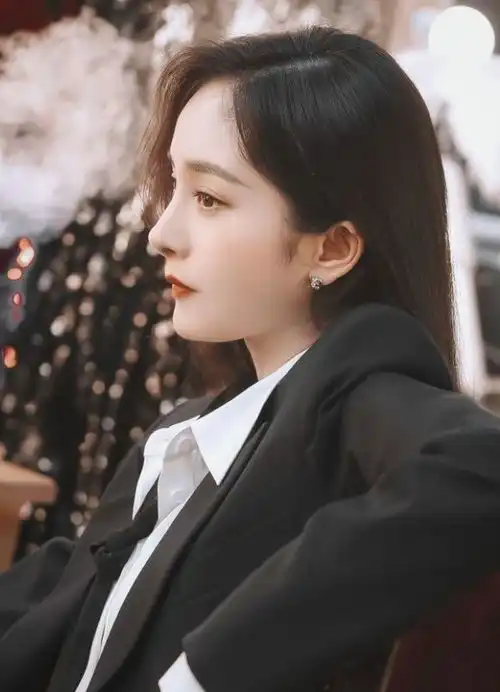 杨幂黑色系的治愈美,很动人