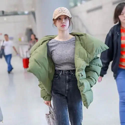 白百何还是很有少女感,穿面包服凹造型甜美可人,右手戒指成焦点