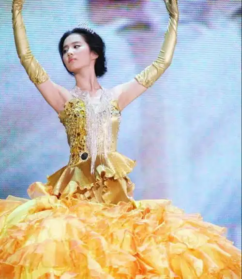 宋茜当选金鹰女神今年的战袍,请的还是赵丽颖那年的设计师