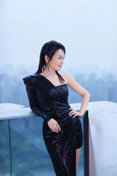 闫妮气场是变了不少,小脸肉嘟嘟的,穿亮色礼服特显身材
