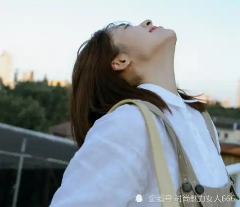 沈月晒夏日天台照,身着白衬衫和卡其色背带裤,青春活力,少女感满满