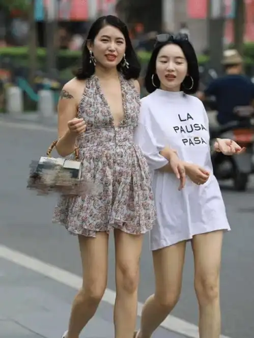 一件白底粉色碎花v领裙,打造出火辣甜美风