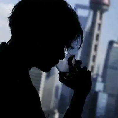 男生头像抽烟黑色系是什