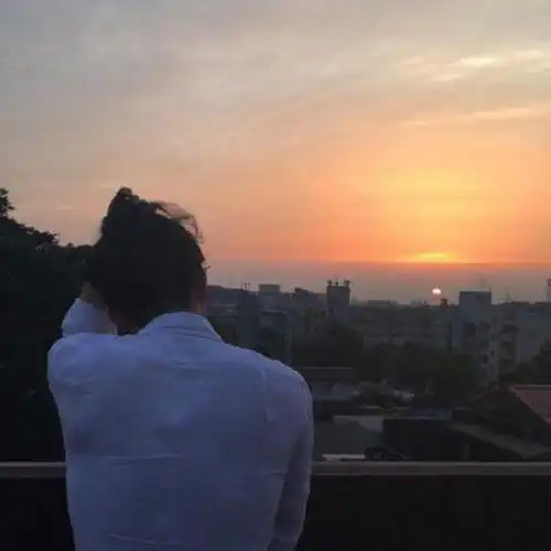 男生头像抽烟黑色系是什