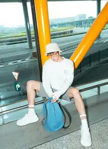 明星爱大牌井柏然盐系清凉装扮亮相北京机场