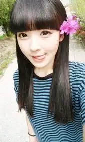 我也想把头发剪成这种齐的可是我头发弄到前面最长的也就是这个图片头发这么长,最短的到肩那里,把头发全部放在后面还比较显长