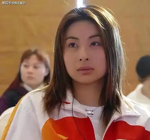 郭晶晶美飒了奥运会裁判长造型曝光,穿白衬衣戴眼镜,气质干练