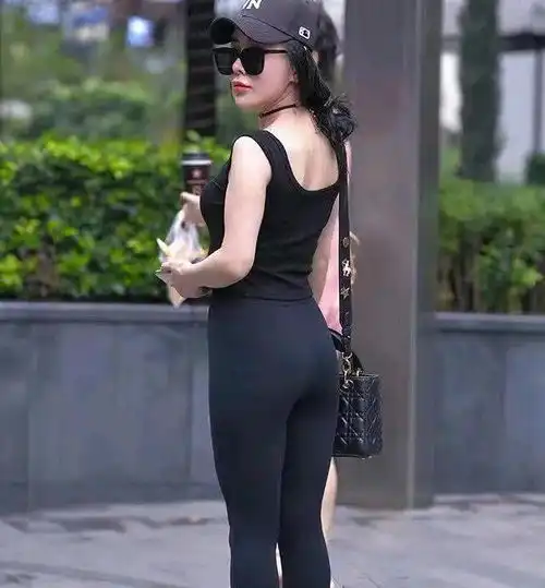 打底裤的搭配显得自然上档次,气质羡煞旁人