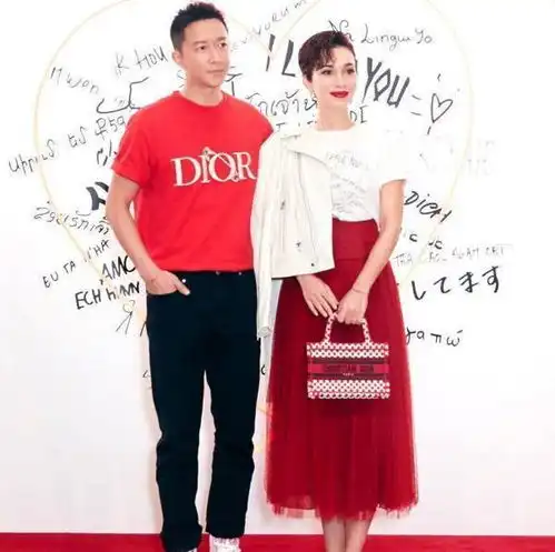 韩庚夫妇罕见同框,同穿黑色系宛如情侣装,十指紧扣恩爱甜蜜