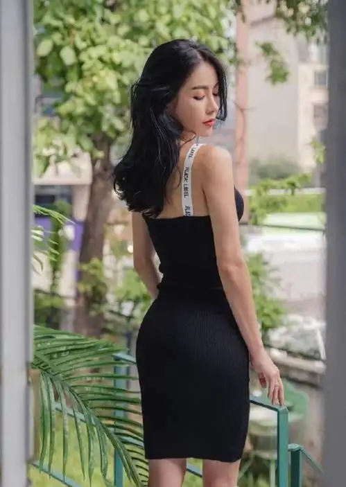 甜美系小姐姐,凸显优越的身材比例,美得清新可人
