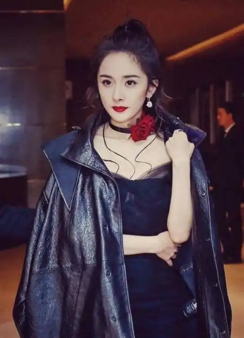 杨幂黑色系的治愈美,很动人