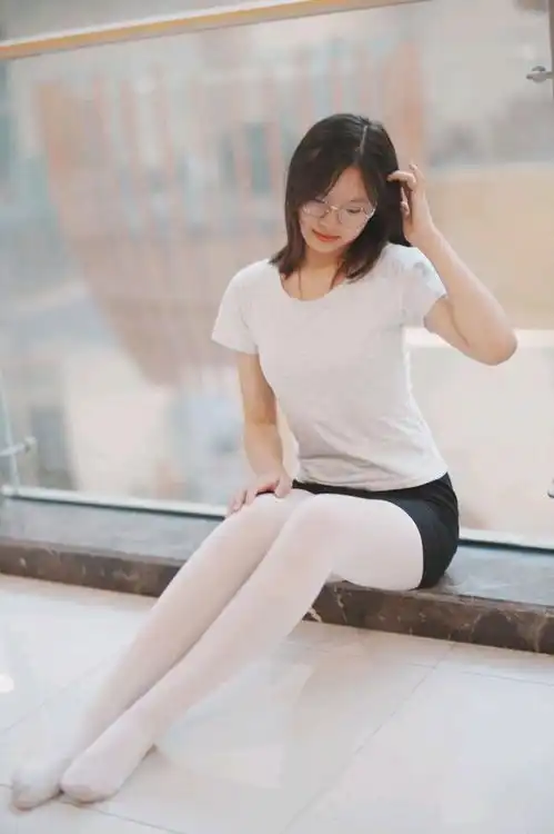 黑色短裙与白色连裤袜揭秘治愈系女生的魅力世界