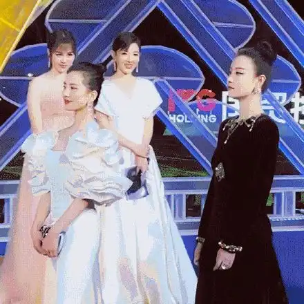 倪妮是什么神仙蹲地帮刘诗诗理裙摆,没作品穿得低调却美得出众