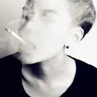 男生头像抽烟黑色系是什