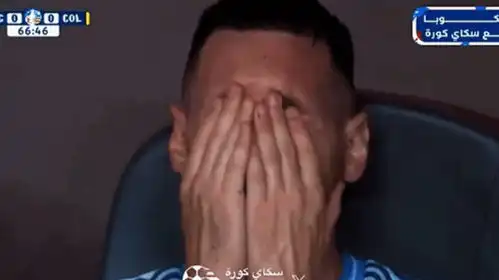 现场美洲杯决赛梅西伤退捂着脸在场下痛哭