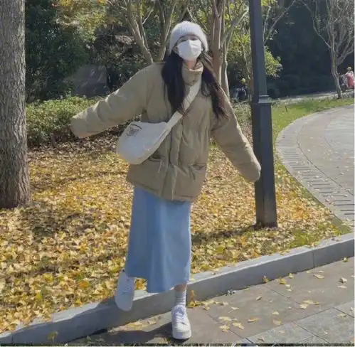 韩系小个子女生的穿搭日常清爽色系加厚实外套,减龄又精致