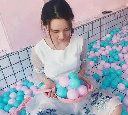 日份粉色少女闪亮登场刷抖音看到这家新开的网红店子...开眼角悦美整形
