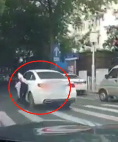 小客车加速带倒行人天津警方通报驾驶人已被控制