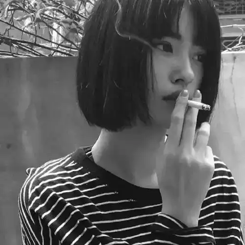 吸烟女头像霸气动漫