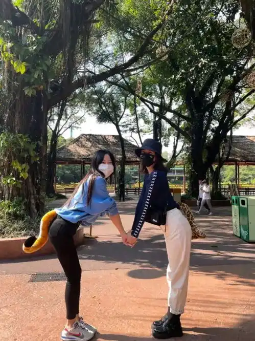42岁高圆圆晒游玩照,与闺蜜对镜自拍可爱又俏皮,两人颜值超高
