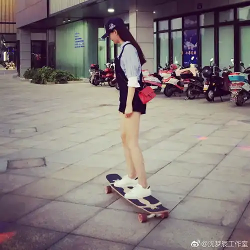 沈梦辰化身滑板少女酷炫上线穿热裤一双大长腿十分抢镜