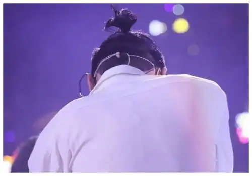赌两包辣条,这四位男明星背影你认不出黄明昊,真爱粉也不行