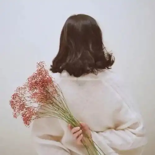 头像男粉色系背影浅笑