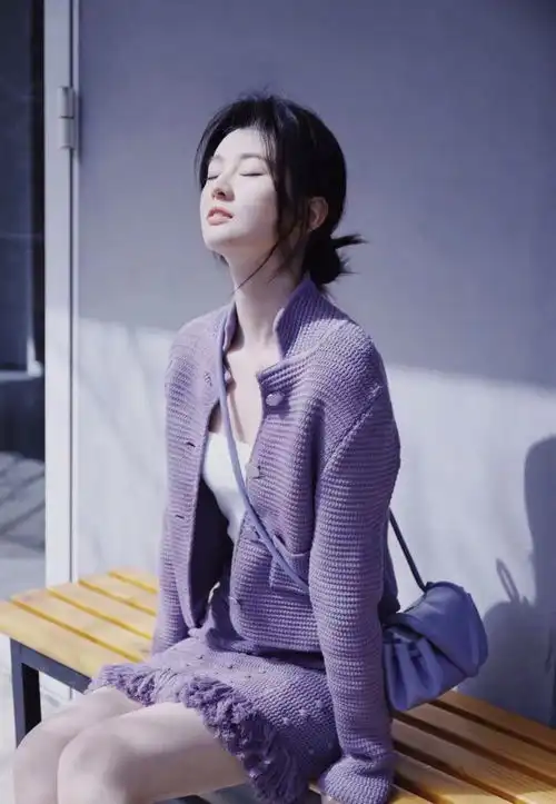 想要穿出绝美气质,就学乔欣穿紫色系套装,太美了