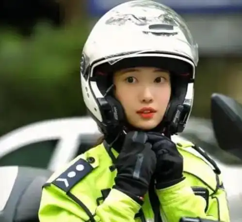 女交警人设崩塌,因颜值太高成为网红,却因为一个视频被网友嫌弃