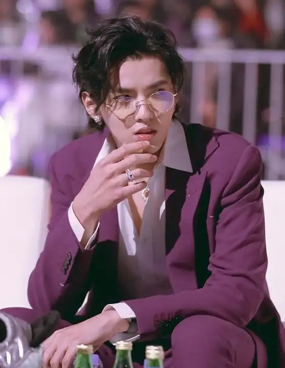 男明星紫色西装千玺成熟,王源青春,看到吴亦凡好高级的男人