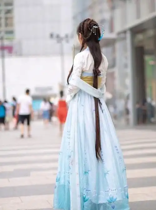 春天来了,夏天还会远吗美丽的连衣裙让你修长身材变得更加迷人