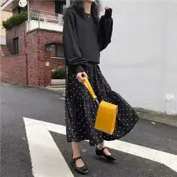 宽松卫衣依然是今年秋冬的流行趋势之一她生活穿衣搭配网