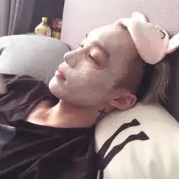 大胆洒脱的红色系女生典雅头像