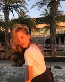女生果然是善变的,连长相也是