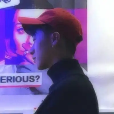 男生头像抽烟黑色系是什