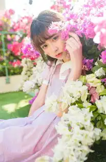 美女欣赏治愈系小萝莉花园里的唯美清新写真