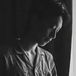 男生头像抽烟黑色系是什