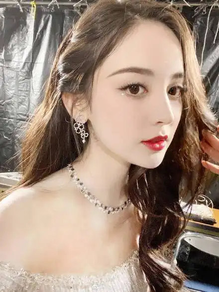古力娜扎亮相mama,一袭拖尾长裙波光粼粼,这是什么盛世美颜
