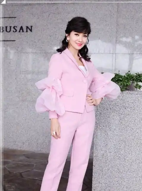 64岁赵雅芝活出少女范白裙配红唇演绎高级感,凹出牛奶肌太抢镜