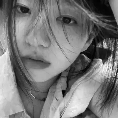 白色系头像女生高级感黑