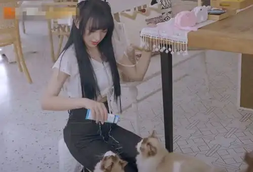程潇借猫摆拍,谁注意她抱猫时的手势素质好坏很明显